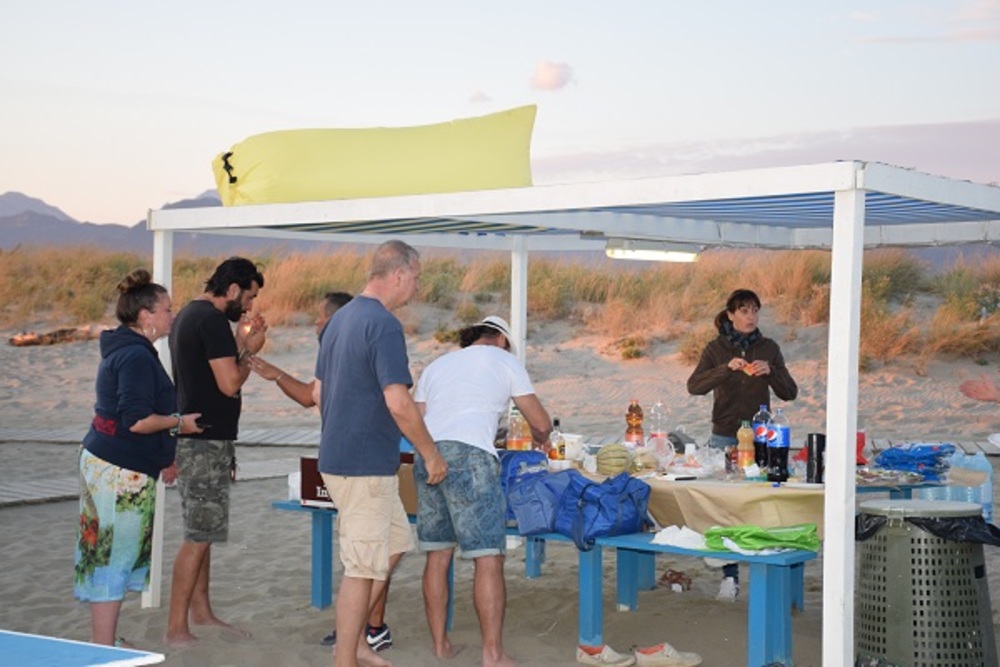 Spiaggia libera Darsena Viareggio mare spiaggia mare grigliate e feste con amici: Spiaggia